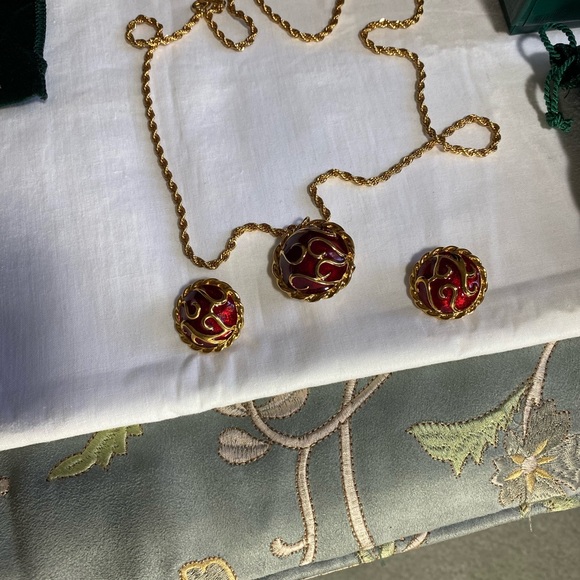 Hutton Wilkinson Jewelry Set. Necklace with matching clip on earrings NRFB - Picture 3 of 17